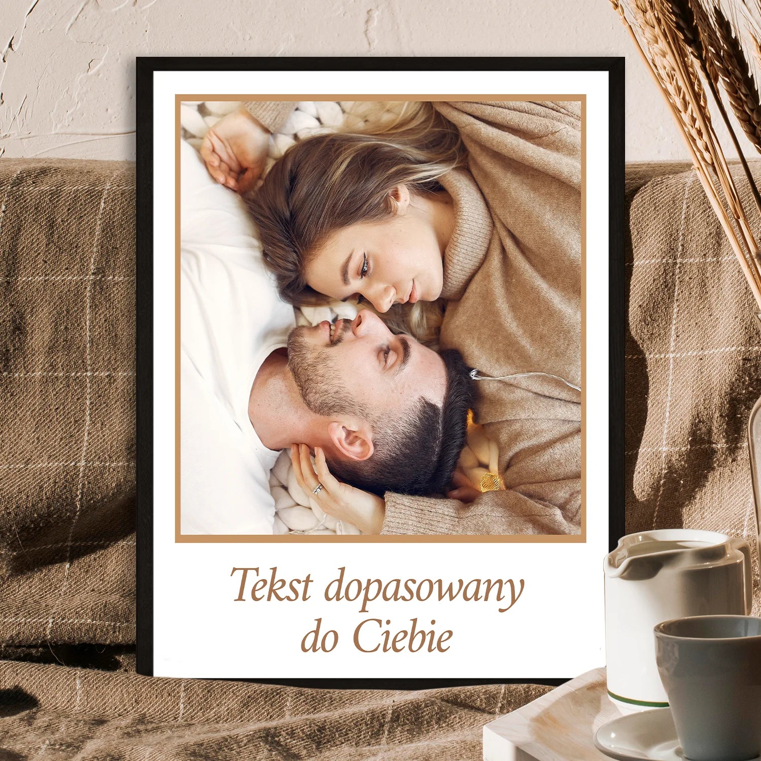 Image of Personalizowany plakat pary ze zdjęciem i własnym tekstem, romantyczne ujęcie zakochanych w ciepłej beżowej aranżacji