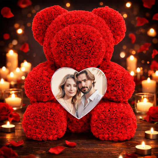 Zakochana para - miś z róż z personalizowanym sercem