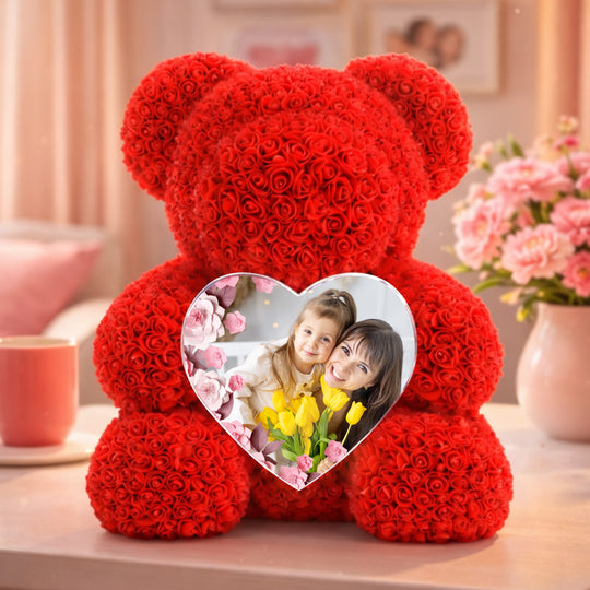 Zdjęcie mamy i dziecka - miś z róż z personalizowanym sercem