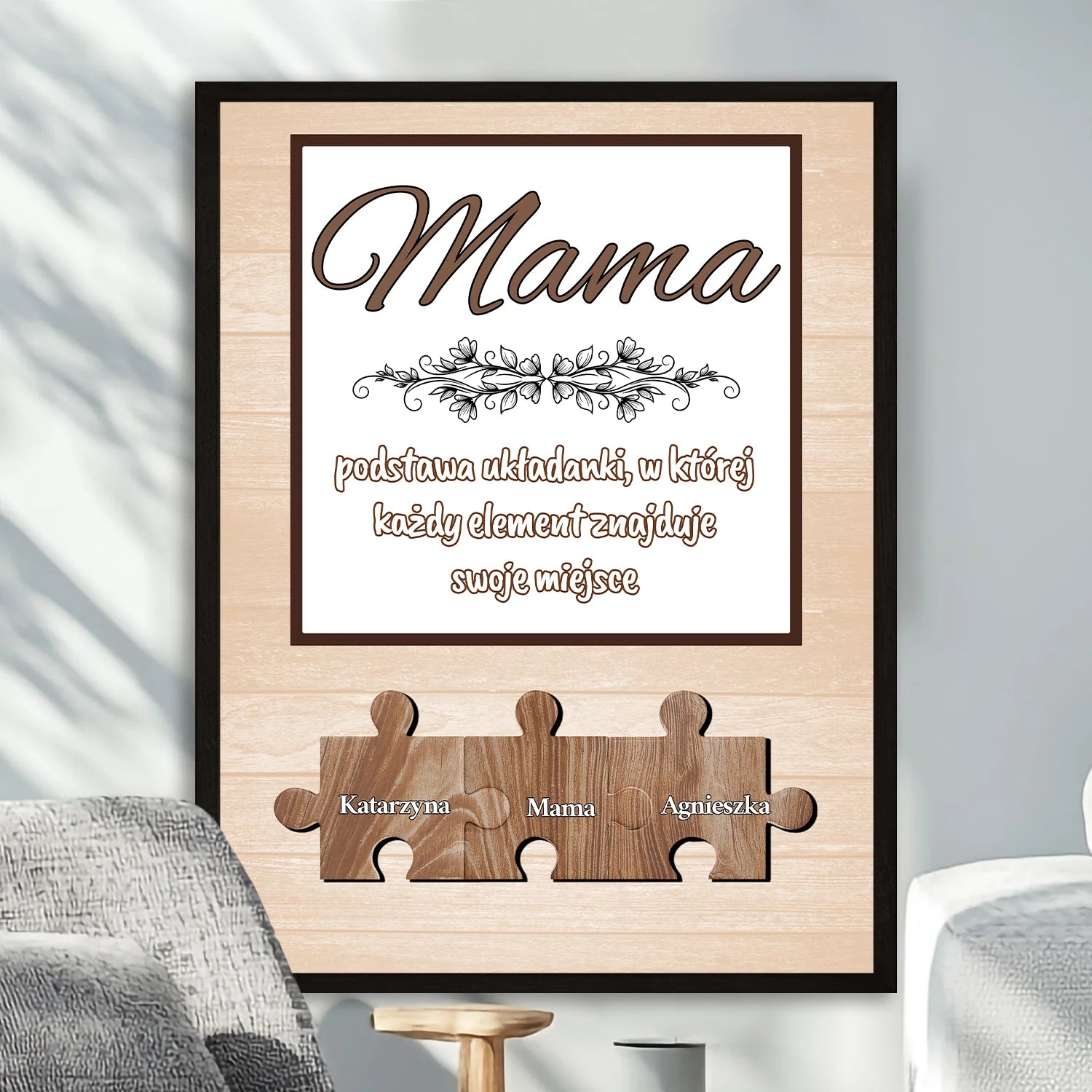 Image of Personalizowany plakat dla mamy, serce z puzzli z imionami, dekoracyjny napis Mama, styl drewniany, elegancki prezent do domu