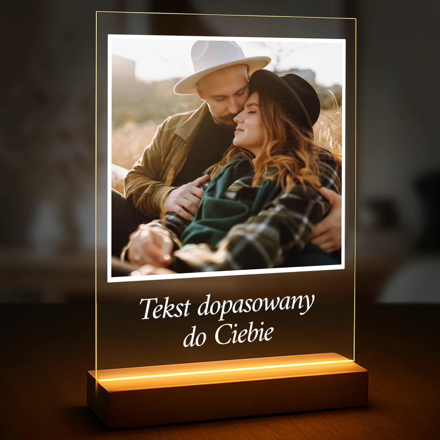 Image of Personalizowany druk na szkle akrylowym ze zdjęcia pary, romantyczny kadr, subtelne tło, pomysł na prezent dla ukochanej osoby
