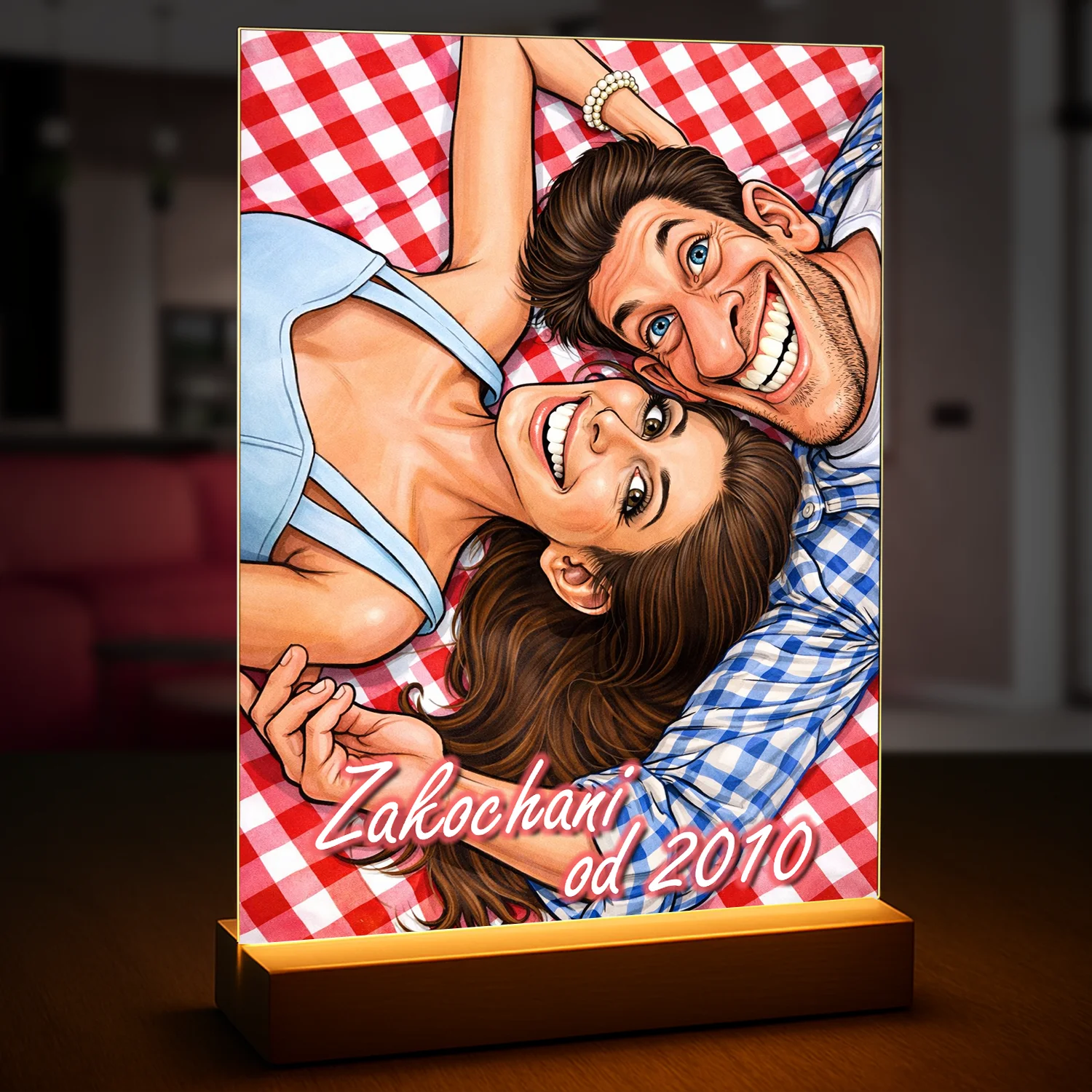 Image of Druk na szkle akrylowym dla pary ze zdjęcia, portret zakochanych w stylu rysunkowym, motyw pikniku i napis „Zakochani od…”, prezent